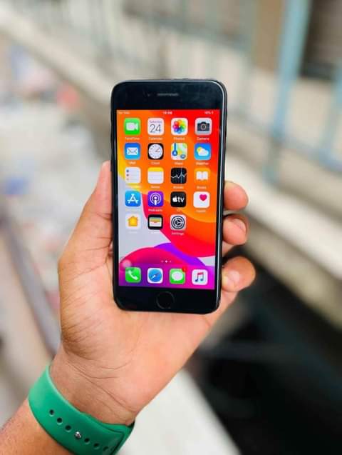 A picture of Iphone 7 plain