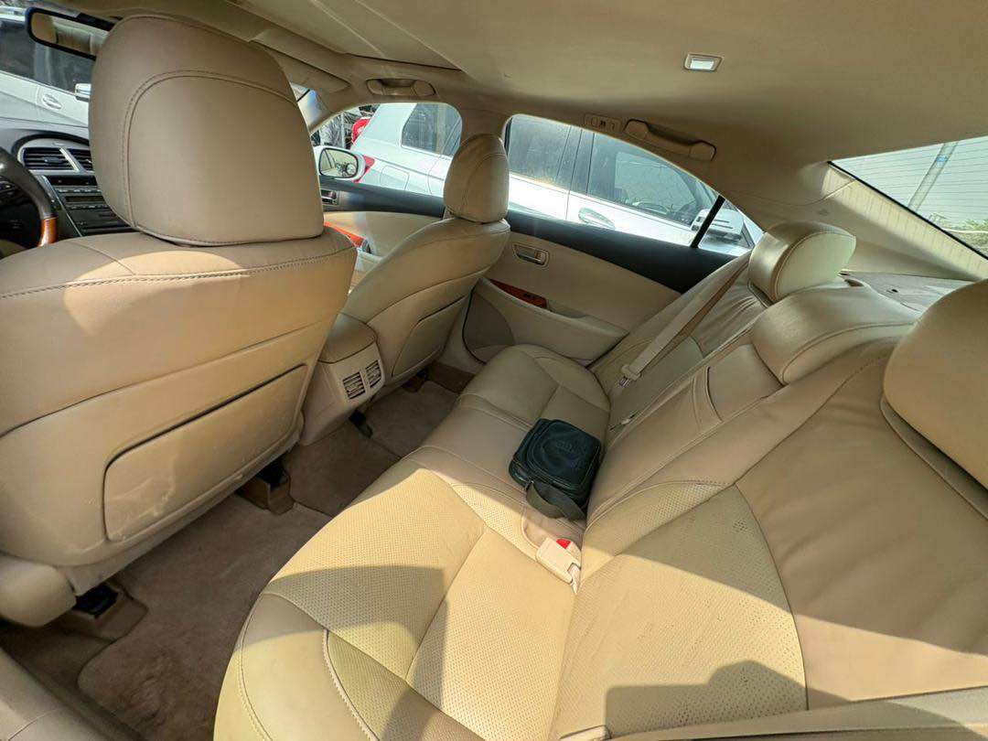 A picture of Extremely Clean Direct Belgium Lexus ES 350 2012 model Price
