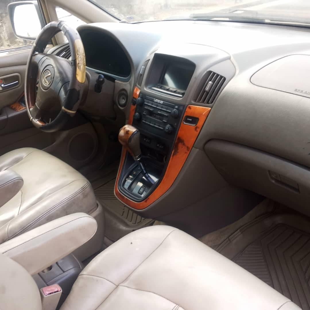 A picture of DEALERS DESIRE RX 300 LEXUS FOR SALE AC NEEDS GAS