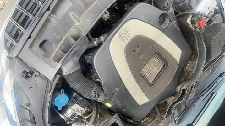 A picture of 2008 C300 Benz going