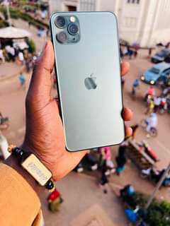 A picture of Iphone. 11 pro max 256gb