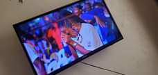 A picture of Original samsung tv with a line in screen but working