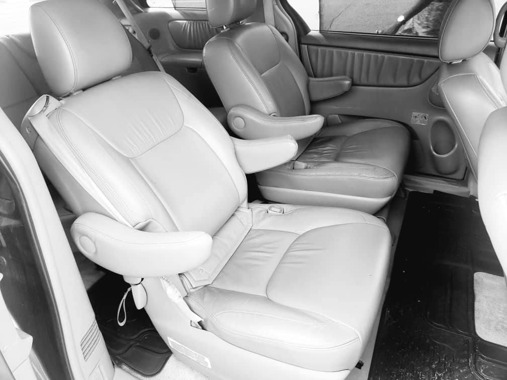 A picture of Toyota Sienna 07
