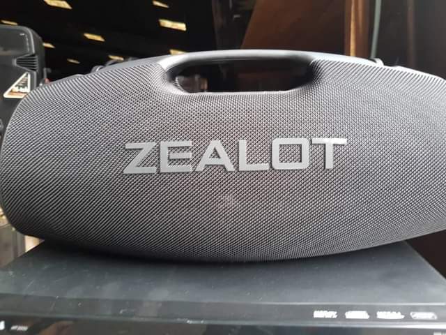 A picture of Zealot Bluetooth speaker