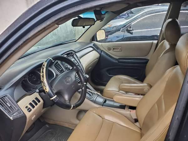 A picture of Toyota Highlander 2004MODEL for sale very affordable Price 3Million Buyer