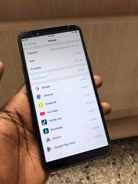 A picture of Oppo A83 storage