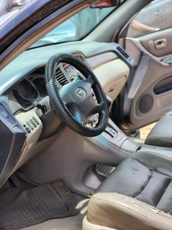 A picture of EXTREMELY SOUND PRE OWNED 2004 TOYOTA HIGHLANDER SMOOTH DRIVE UNTEMPERED