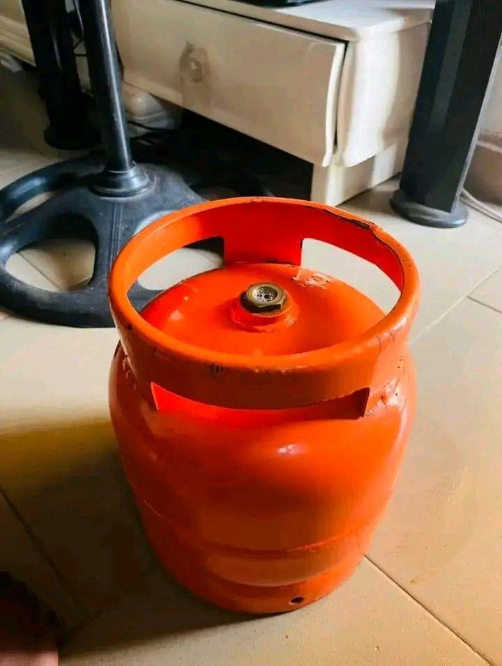 A picture of Empty gas cylinder