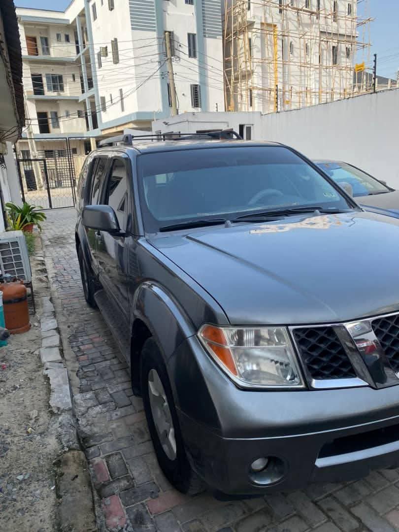 A picture of 2005 Nissan pathfinder