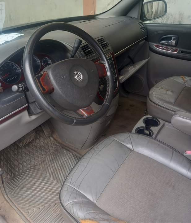 A picture of Used 2006 Terraza Buack Bus