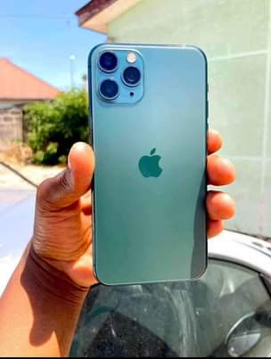 A picture of Iphone 11 pro max gb 256 Bei chee sana 900