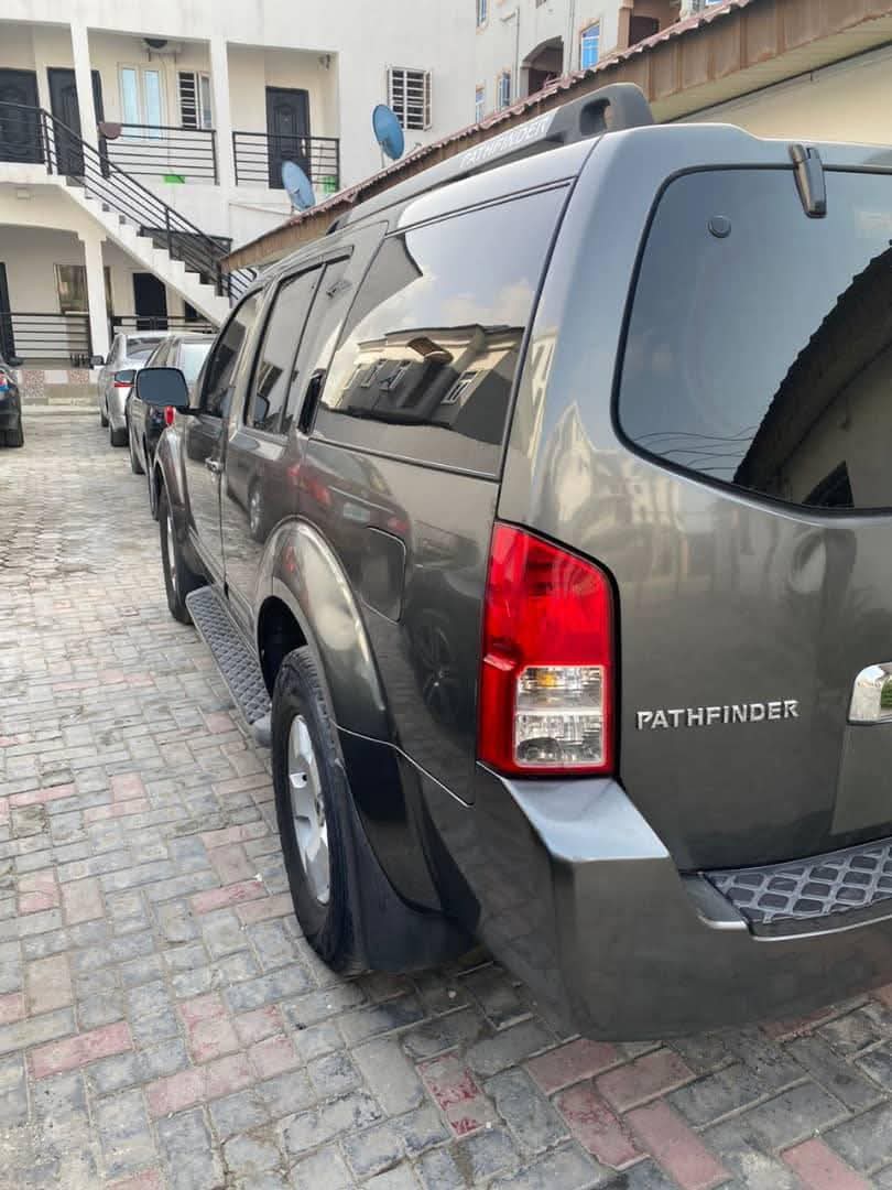 A picture of 2005 Nissan pathfinder