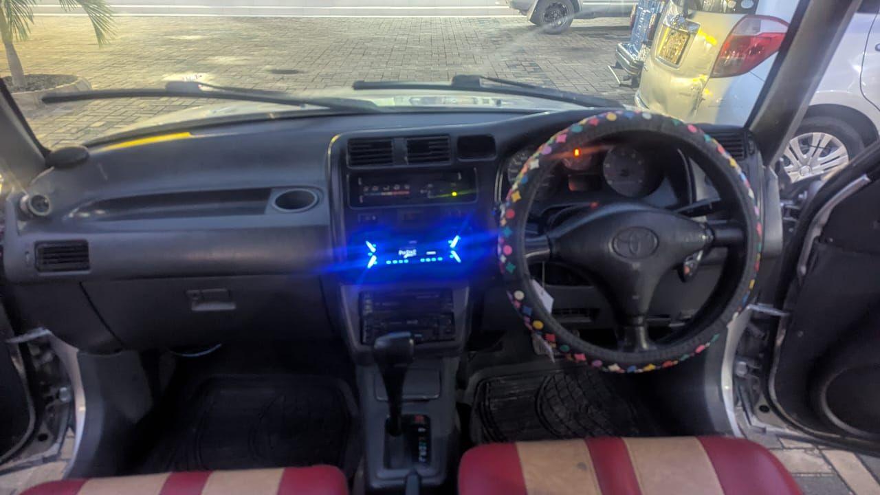 A picture of TOYOTA RAV4 OLD