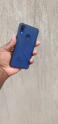 A picture of Samsung galaxy A10s 32gb 2gbram 4000mah battery cracked but works