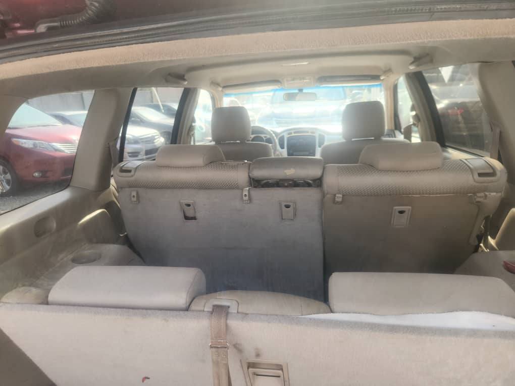 A picture of sharp Toyota Highlander 06