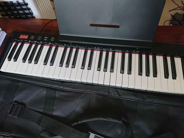A picture of Kinanda cha MIDI type C 61 keys chenye touch response