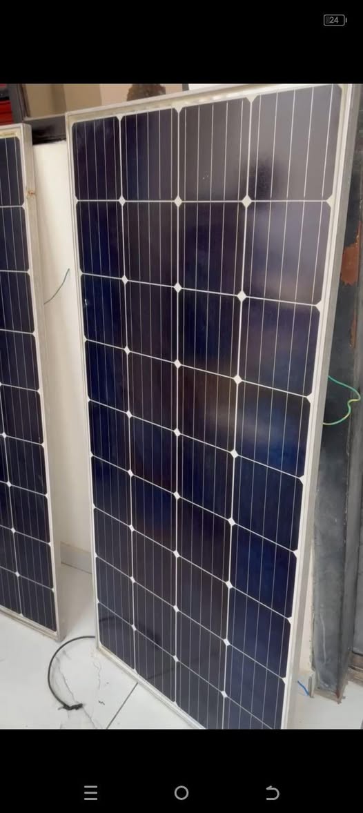 A picture of Two panel inverter and one battery