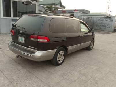 A picture of Toyota Sienna 02 model
