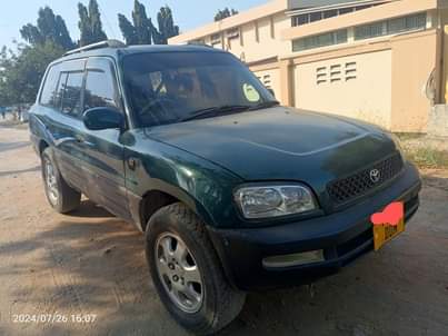 A picture of Toyota rav4 old inauzwa 12million