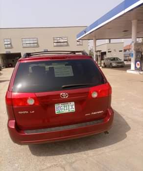 A picture of Danny YunG Smarts Autos Neat Toyota Sienna 06 Very Sound
