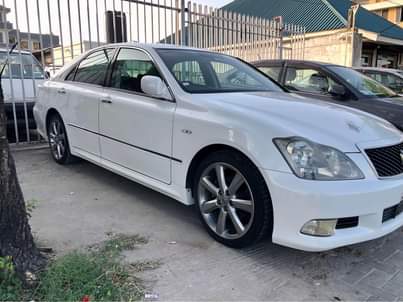 A picture of TOYOTA CROWN