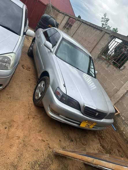 A picture of TOYOTA CRESTA