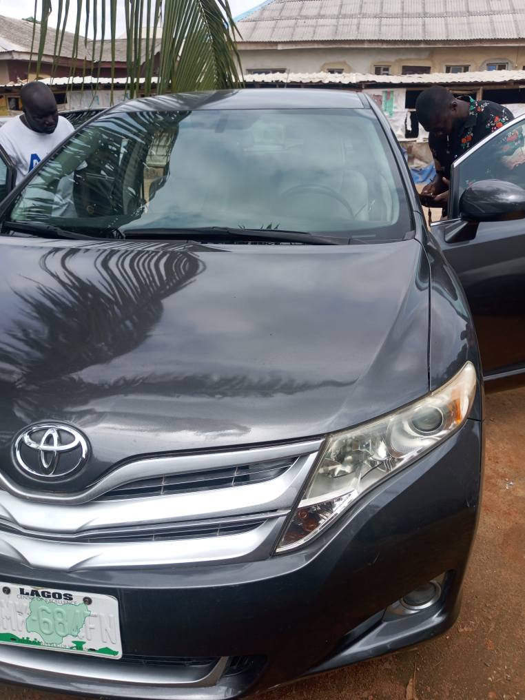 A picture of Toyota Venza 2010.. toks standard 