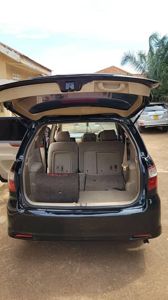 A picture of 2006 Toyota ipsum