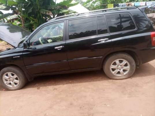 A picture of Toyota Highlander Owerrri imo state Nonny autos deal Engine smokes