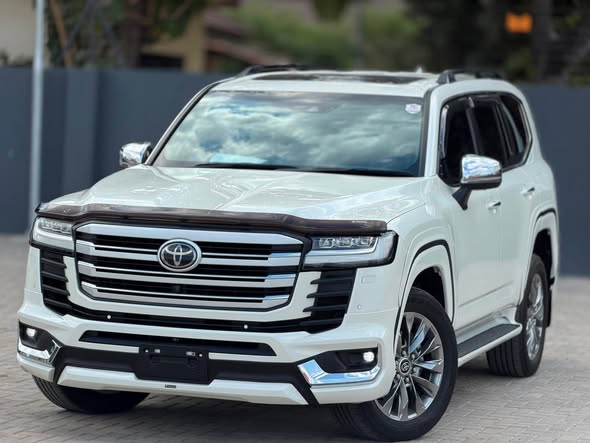 A picture of TOYOTA LANDCRUISER 300 SERIES ZX 2024 WHITE UNREGISTERED