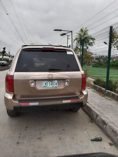 A picture of Honda pilot 2003 registered very clear with painted on first