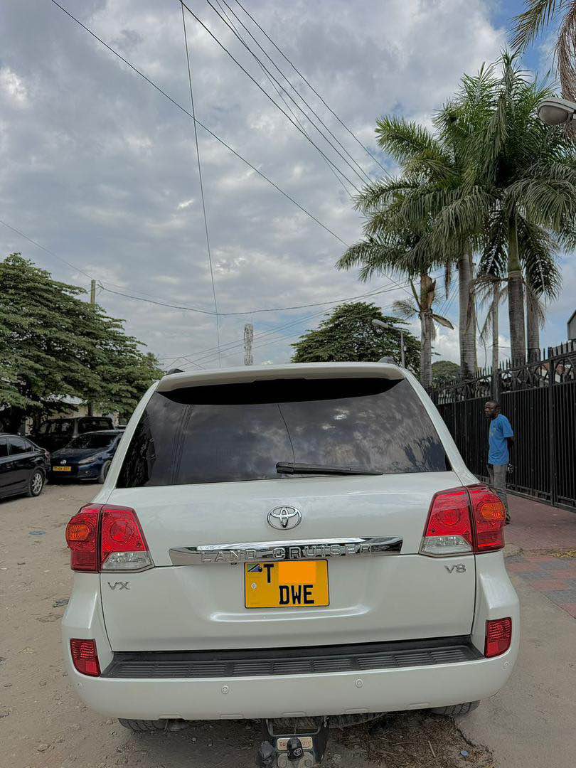 A picture of TOYOTA LAND CRUISER VX V8 D4D FOR SALE