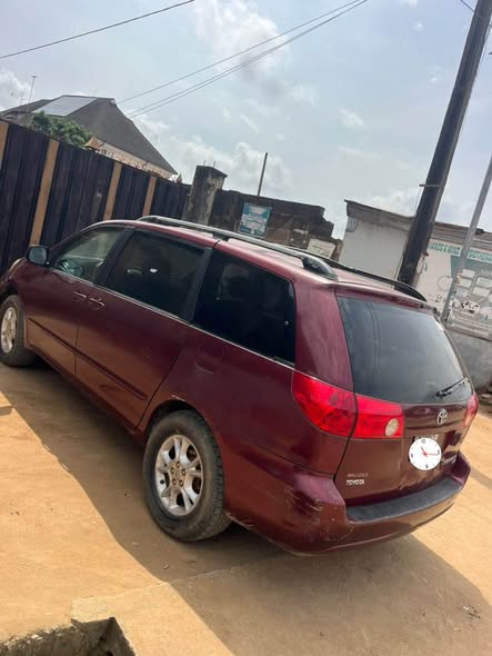 A picture of 2006 Toyota sienna Engine and Geer working perfectly Location is