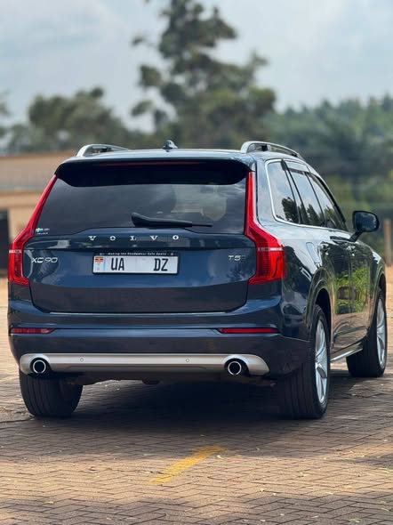 A picture of Volvo XC90 on sale