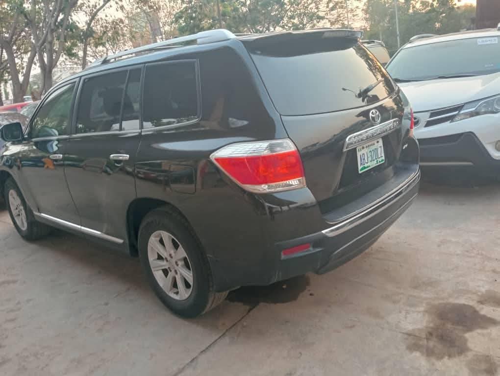 A picture of Super shop Toyota Highlander 2010 model engine and gear perfect