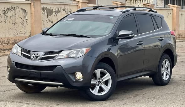 A picture of 2015 Toyota RAV4 tokumbo standard