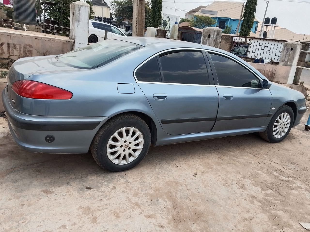 A picture of Peugeot 607
