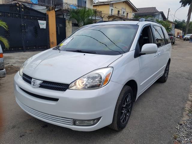 A picture of Toyota sienna 09167343919