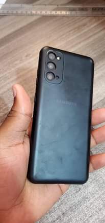 A picture of Cracked samsung s20