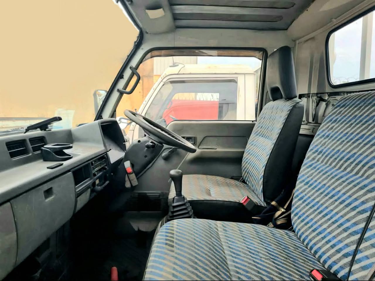 A picture of CANTER TRUCK 4D33
