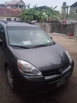 A picture of Toyota sienna 2005