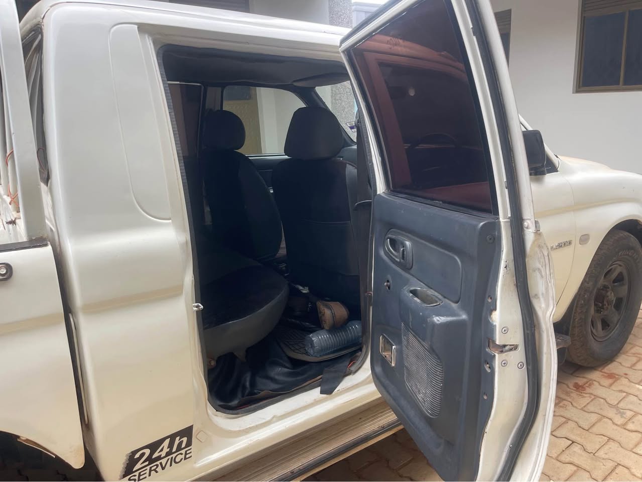 A picture of L200