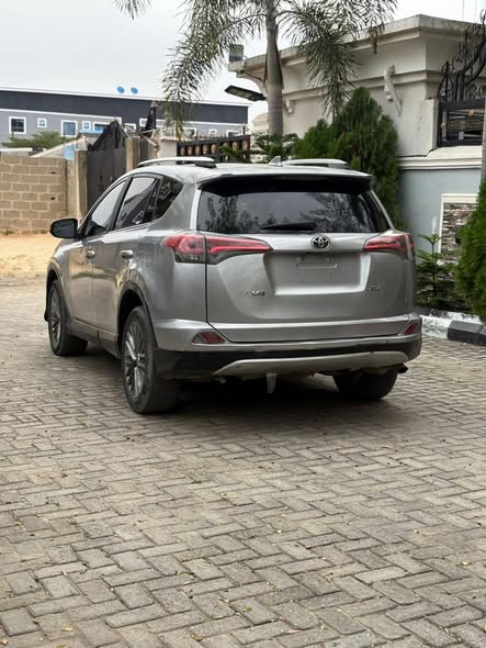 A picture of Toyota rav4 2016
