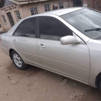 A picture of 2004 toyota Camry 04