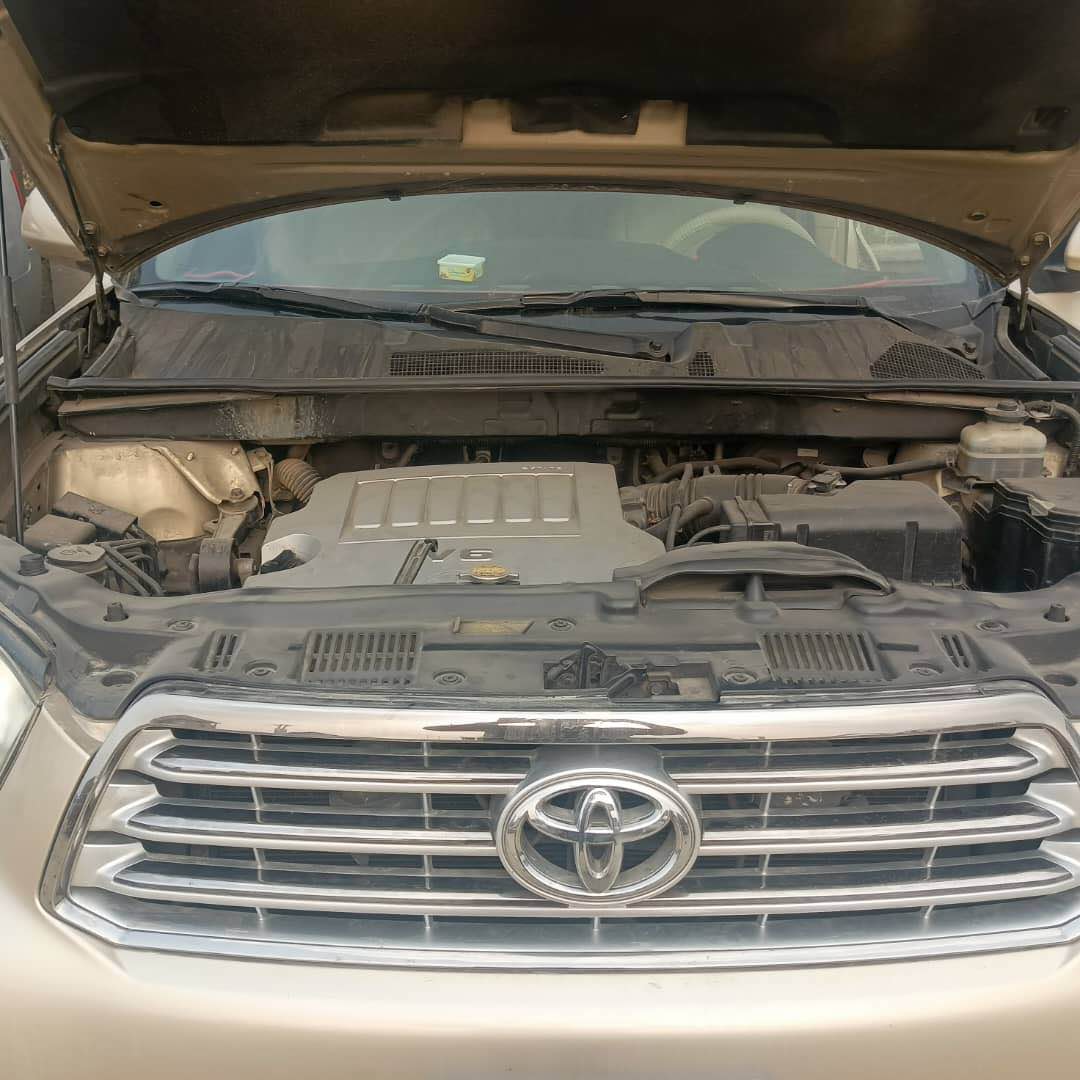A picture of Clean Toyota Highlander 2011