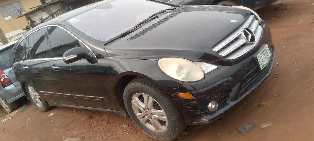 A picture of 2008 Mercedes Benz r350 4 matic