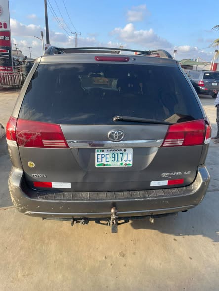 A picture of Toyota sienna 2005
