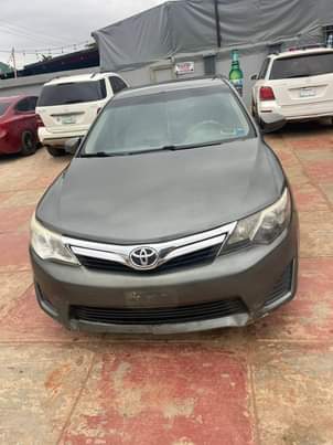 A picture of 2012 Toyota Camry in very good condition sound engine and