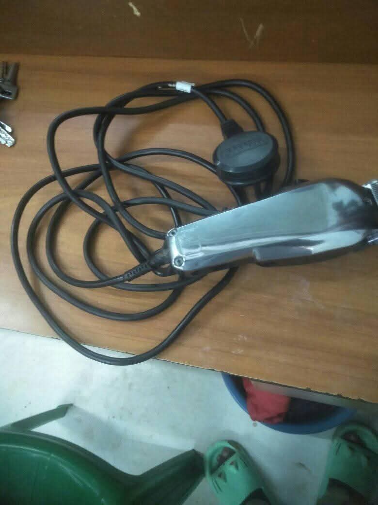 A picture of Ladies salon equipments and one machine