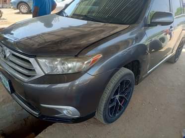 A picture of Nearly 8months used Highlander 2012 13 model with everything still